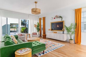 テレビ、テレビゲーム、テーブルサッカー台、書斎 / ワークスペース