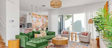 TV, videospill, fotballspill og kontorer