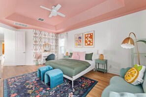 5 Schlafzimmer, Schreibtisch, Bügeleisen/Bügelbrett, WLAN