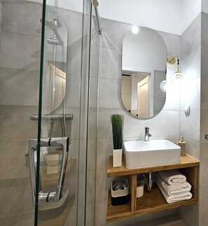 Comfort Apartment, Balcony | Bathroom | Towels, toilet paper