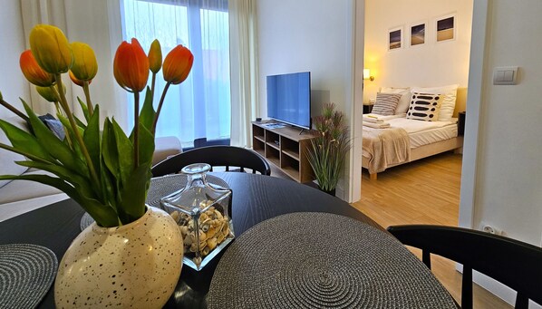 Comfort-huoneisto, parveke | Oleskelualue | 50–tuumainen LCD-televisio, jossa kaapelikanavat