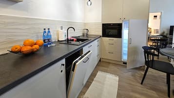Comfort appartement, balkon | Privékeuken | Een koelkast, een microgolfoven, een oven, een kookplaat