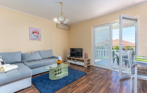 Living area - Serene Retreat with Garden View, 2 km from Novigrad City Center and Beach (Novigrad)