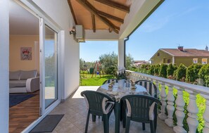 Outdoor dining - Serene Retreat with Garden View, 2 km from Novigrad City Center and Beach (Novigrad)