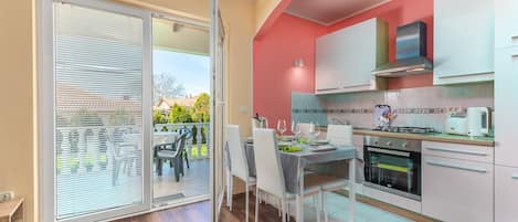 Réfrigérateur, four, plaque de cuisson, cafetiÚre/bouilloire