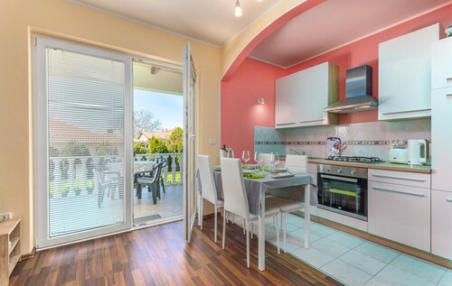 Serene Retreat with Garden View, 2 km from Novigrad City Center and Beach