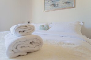2 habitaciones, tabla de planchar con plancha y ropa de cama 