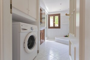 Apartment, 2 Bedrooms (2 Bedrooms) | Bathroom | Bidet, towels, soap, shampoo - Vacation Family Home in Tremezzo by Rent all Como (Tremezzina)