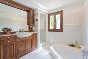 A modern bathroom with a large vanity, a bathtub, and a shower. - Vacation Family Home in Tremezzo by Rent all Como (Tremezzina)
