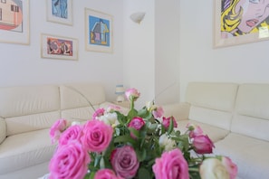 Apartment, 2 Bedrooms (2 Bedrooms) | Living area | 32-inch flat-screen TV with cable channels - Vacation Family Home in Tremezzo by Rent all Como (Tremezzina)