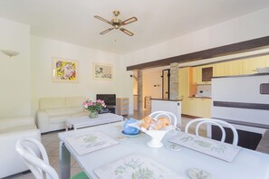 Apartamento, 2 quartos (2 Bedrooms) | Área de estar | TV de tela plana 32 polegadas com canais a cabo
