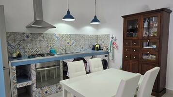 Fridge, oven, stovetop, coffee/tea maker