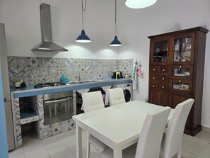 Fridge, oven, stovetop, coffee/tea maker