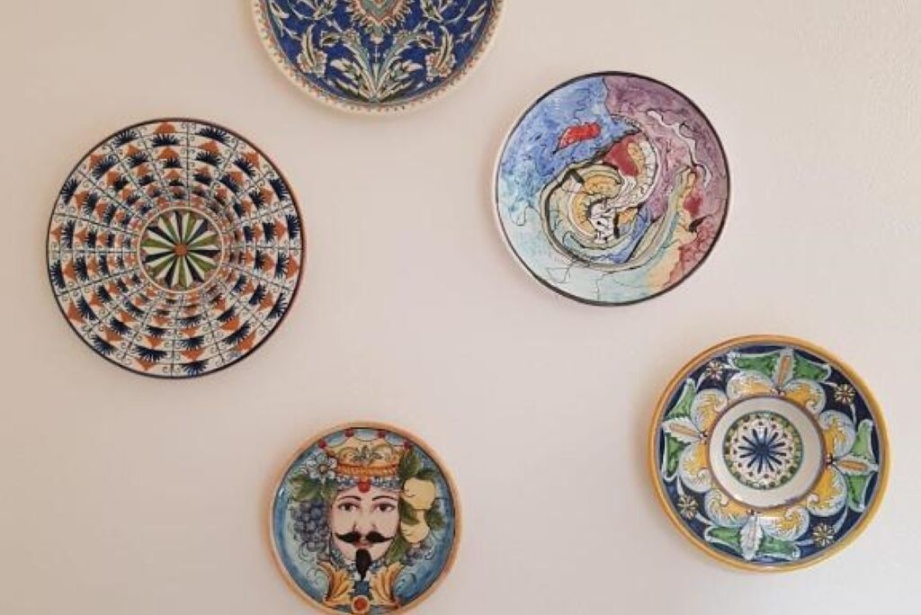 Quatre assiettes décoratives aux motifs complexes.