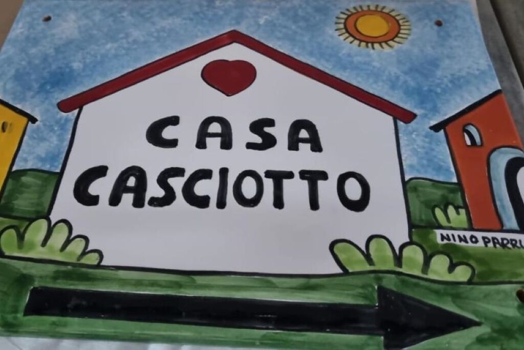 A hand-painted sign with "CASA CASCIOTTO" and a heart symbol.
