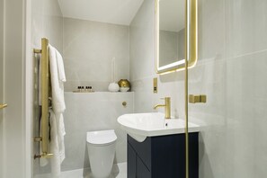 Een douche, een haardroger, handdoeken, zeep