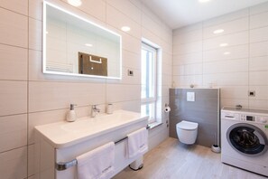 Dusche, Haartrockner, Handtücher