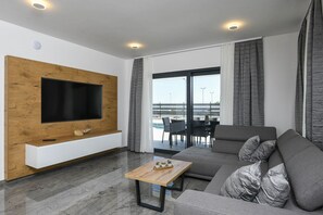 TV, tavolo da calcetto, tavolo da ping pong