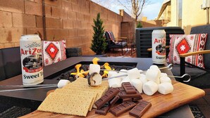 Ein Hinterhof mit Grill, Zutaten für Stockbrot und zwei Dosen Arizona Sweet Tea.