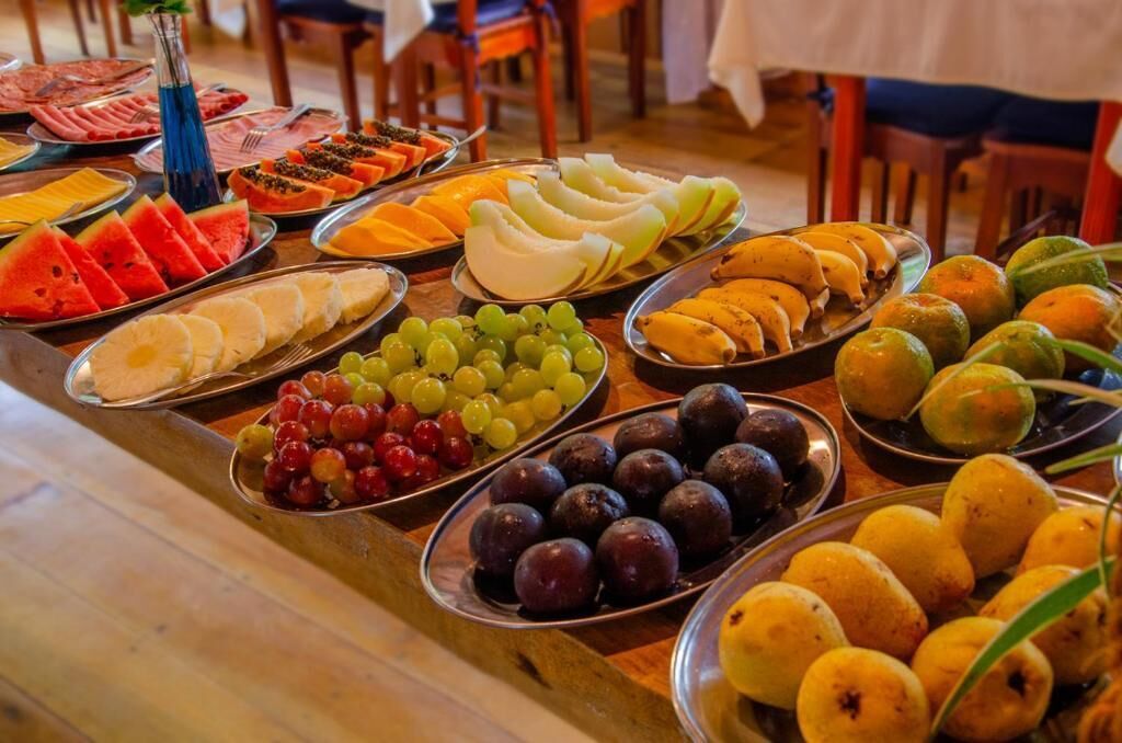 Um buffet com diversas frutas e legumes.