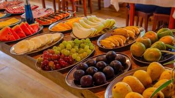 Um buffet com diversas frutas e legumes.