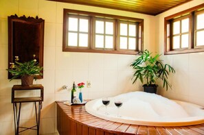 独立的浴缸和淋浴、按摩浴缸、毛巾、肥皂