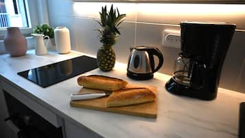 Geladeira, micro-ondas, fogão, cooktop