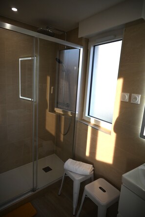 Douche, sèche-cheveux, serviettes fournies, savon