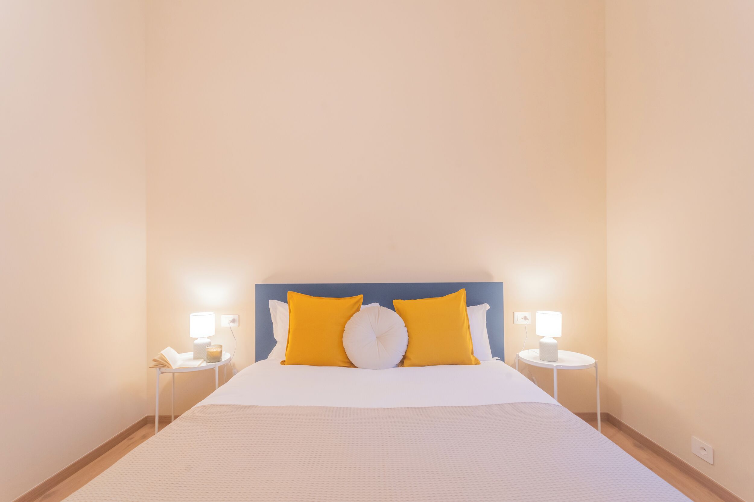 1 habitación, tabla de planchar con plancha y ropa de cama 