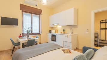 1 habitación, tabla de planchar con plancha y ropa de cama