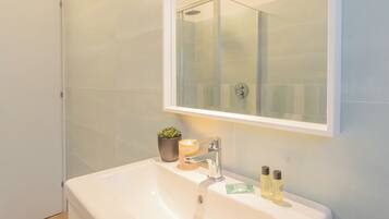 Apartamento (TIVANO) | Baño | Ducha, bidé y toallas