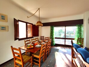Khu vực ăn uống tại phòng