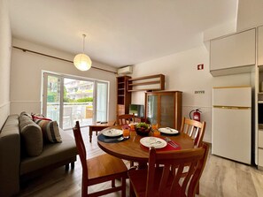 Khu vực ăn uống tại phòng