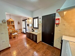 Mikrowelle, Ofen, Geschirrspüler, Wasserkocher mit Kaffee-/Teezubehör