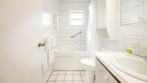 Doccia, vasca idromassaggio, asciugacapelli, asciugamani