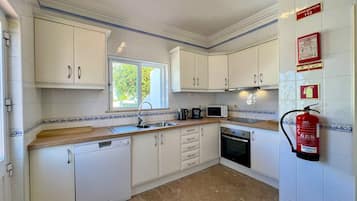 Micro-ondas, fogão, lava-louças, cafeteira/chaleira