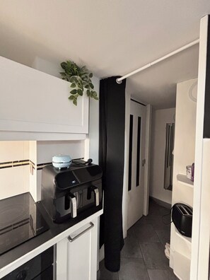 Fridge, microwave, oven, stovetop - Cannes center apartment 2/3 pers 300m from the beaches 15m walk from the palace (Cannes)