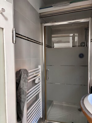 Shower, hair dryer, towels - Cannes center apartment 2/3 pers 300m from the beaches 15m walk from the palace (Cannes)