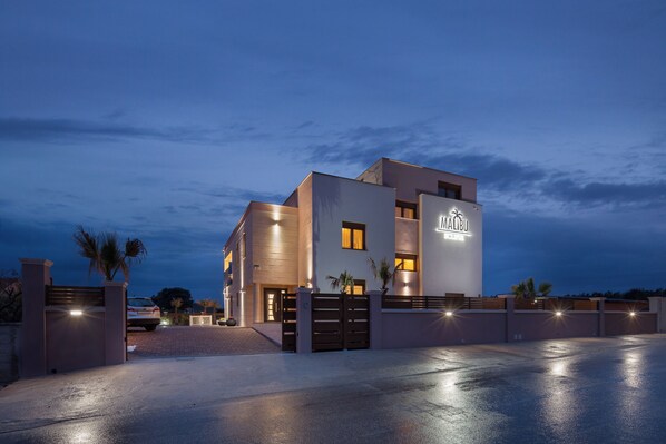 Exterior - Malibu Eclipse (Vir)