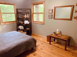 2 bedrooms, WiFi, bed sheets - Cove Creek Cabin & Preserve (Rutherford County)