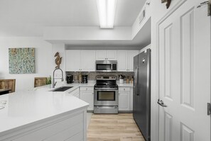 Refrigerador, microondas, horno y parrilla de estufa 