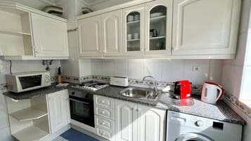 Oven, coffee/tea maker, electric kettle, cookware/dishes/utensils