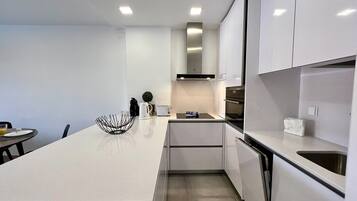 Microwave, oven, mesin pencuci piring, dan mesin pembuat kopi/teh