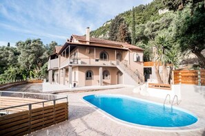 Seasonal outdoor pool - The Summit Escape (Corfu)