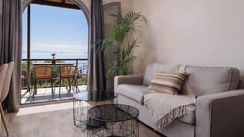 Appartement Confort, 2 chambres, vue mer | Coin séjour | Télévision à écran plat de 50 pouces avec chaßnes par satellite