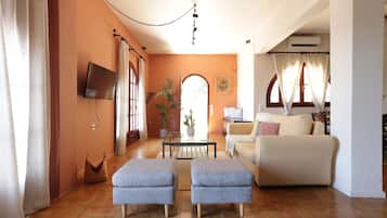 Casa, 3 habitaciones, balcón, vistas al mar | Zona de estar | Televisión de pantalla plana de 50 pulgadas con canales por satélite