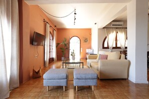 Maison, 3 chambres, balcon, vue mer | Coin séjour