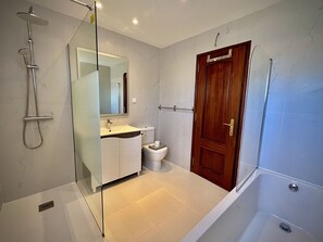 Douche, serviettes fournies