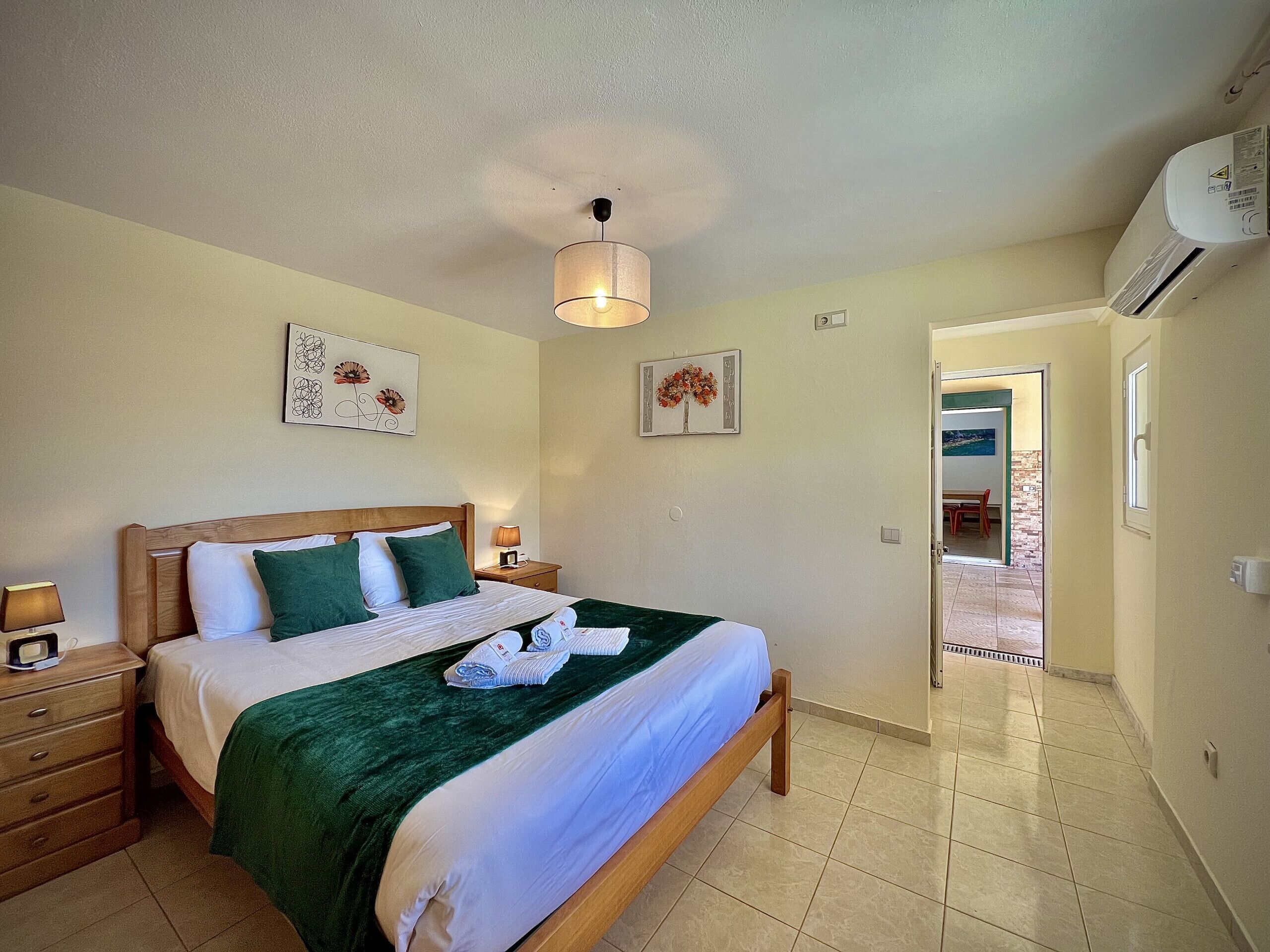 4 bedrooms, bed sheets