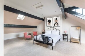 4 bedrooms, iron/ironing board, internet, bed sheets